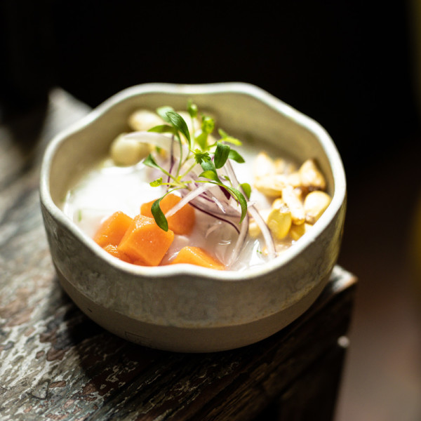 Ceviche de bar à la patate douce et au maïs soufflé